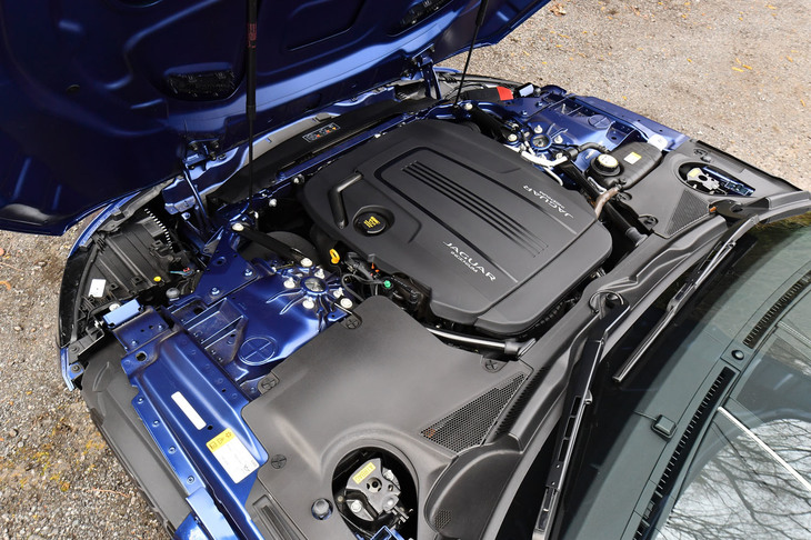 フロントに縦置きされる2リッター直4ターボエンジンは、最高出力300PS、最大トルク400N・mを発生。8段ATを組み合わせる。前方ヒンジのボンネットも「Fタイプ」の特徴。「クーペ」も含め、2リッターモデルは全車後輪駆動となる。