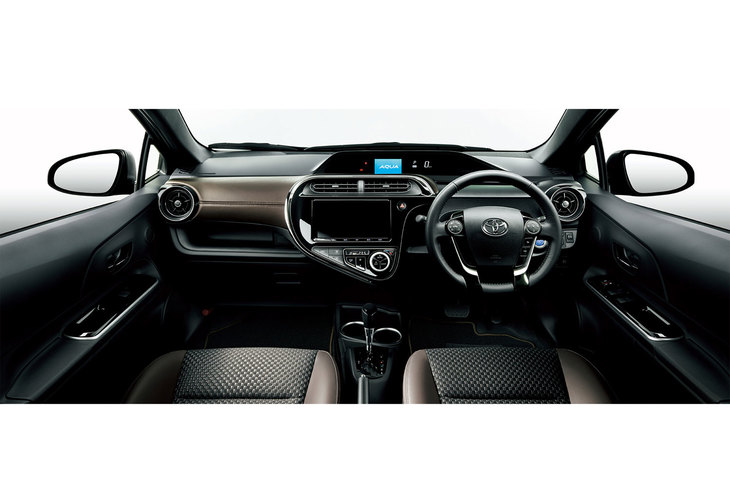 「アクア クロスオーバー」の特別仕様車“グラム”のインテリア。