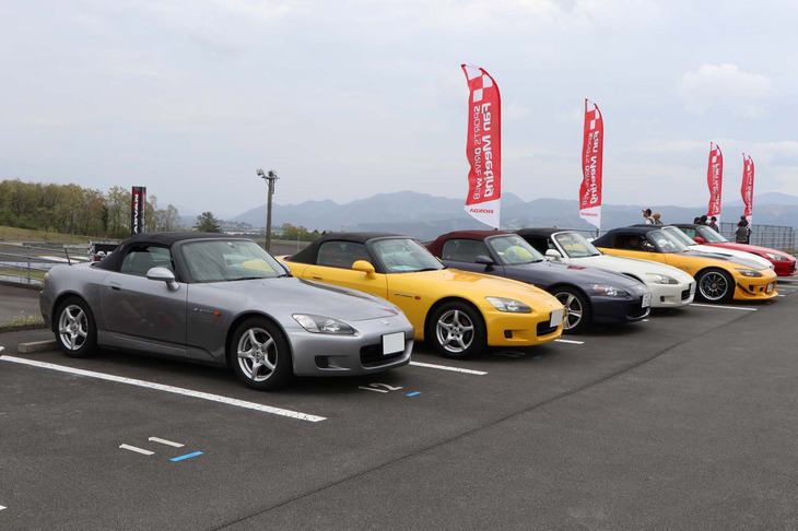 各エリアの駐車場では、さまざまなファンミーティングも。写真は「ホンダNSX／S2000」限定の公式イベント「Honda SPORTS DRIVE WEB Fan Meeting」。