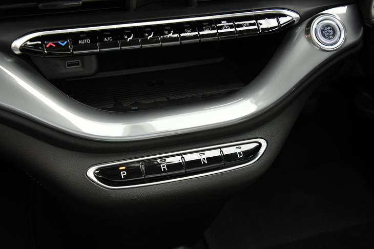 センタークラスターの下端に位置するボタン式のシフトセレクター。上段のオープントレーには、上位グレードでは携帯端末の非接触充電機構が備わる。