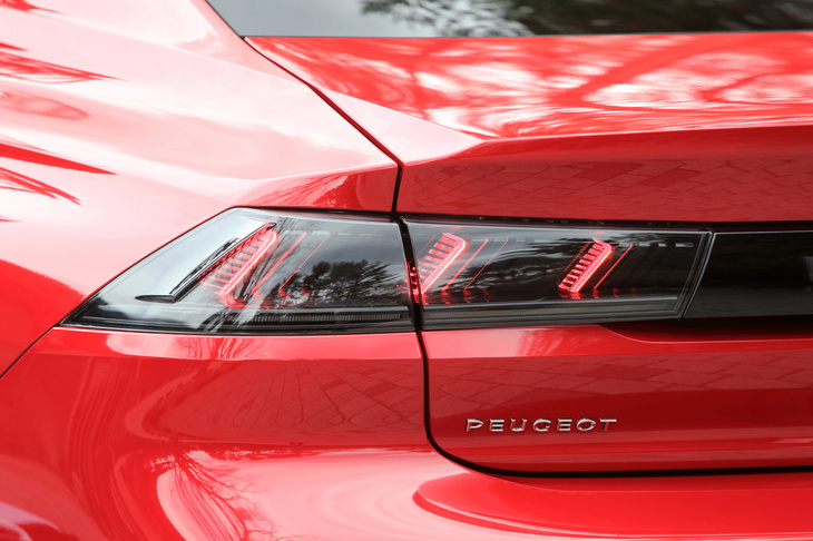 プジョーの象徴であるライオンの爪痕がモチーフとなったリアコンビネーションライト。ライトの明るさは周囲の条件によって自動調整され、天候に左右されず優れた視認性をもたらすという。