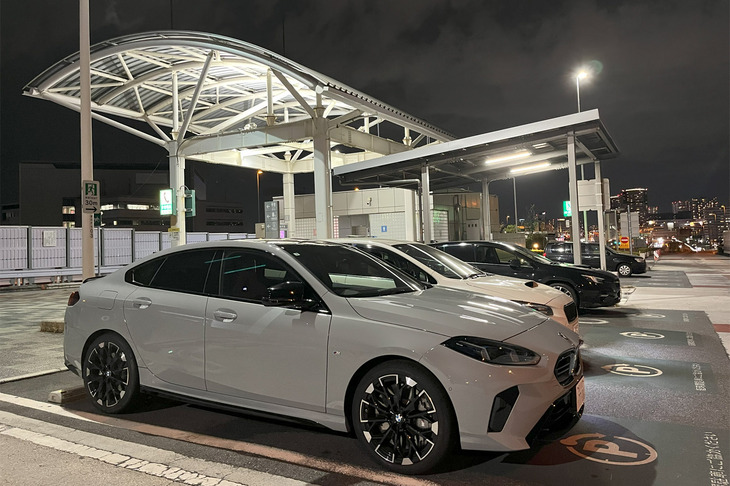 2代目「2シリーズ グランクーペ」も初代と同じく「FAAR」プラットフォームを採用。全幅は先代と同じだが、全長が10mm長くなった。ハイパフォーマンスモデルの「M235 xDriveグランクーペ」は、周波数感応式ダンパーを組み込んだ「アダプティブMサスペンション」で足を引き締めている。