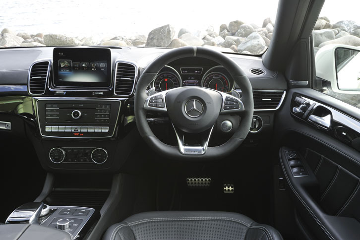 黒を基調にスポーティーにまとめられた室内。ダッシュボードにはナッパレザーとブラックピアノラッカーウッドのトリムがあしらわれている。