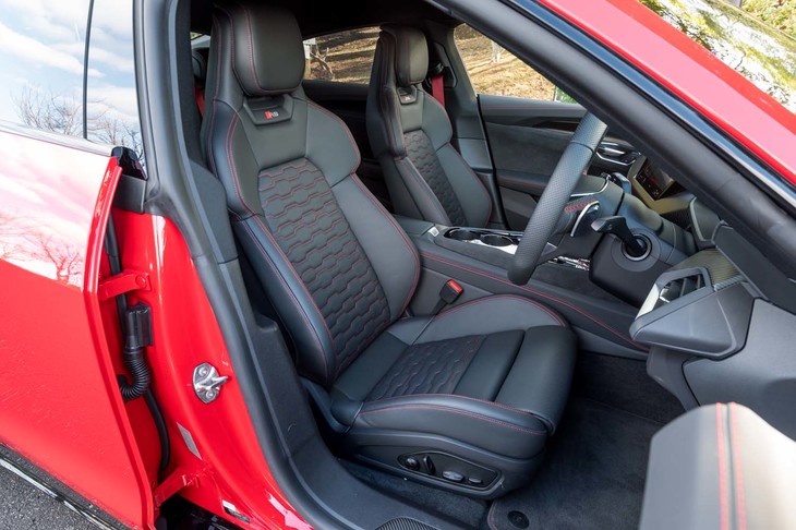レザーシートにはハニカムパターンのステッチがあしらわれる。エンジン車の「RS」モデルでは「RS」ロゴがステッチされるのに対し、「RS e-tron GT」ではプリントとなっている。