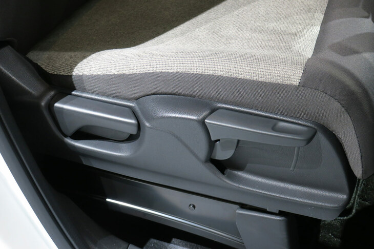 ホンダN-BOX（フロントシートのスライド／ハイトの調整レバー）