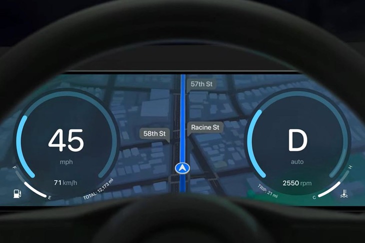 iPhoneとの連携性を高めるシステム「CarPlay」は車両とのシンクロを一段と深化。速度やエンジン回転数といった車両の運行状況や空調システムなどとの統合も図られる。
