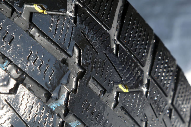 今回のイベントでは、写真のように磨耗して溝の浅くなったスタッドレスタイヤでの試乗も行われた。