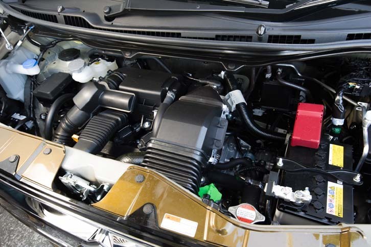 「ワゴンRスティングレー ハイブリッドＴ」の0.66リッターターボエンジンは、最高出力64ps、最大トルク10.0kgmを発生。マイルドハイブリッドシステムの採用により、JC08モード燃費で28.4㎞/リッターを実現している。