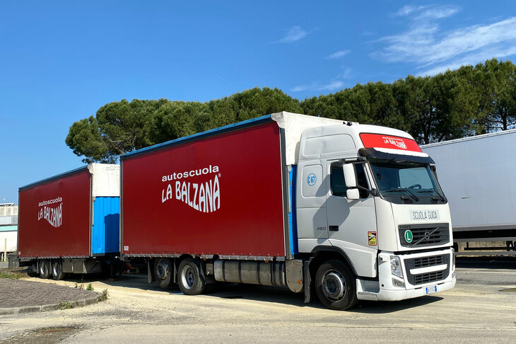 2023年に開設されたばかりの第3教室で、トレーラー免許教習に使用する「ボルボFH460トラック」。