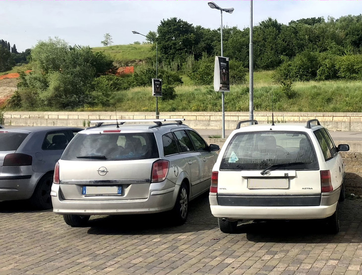 2世代の「アストラ ステーションワゴン」が遭遇。2000年代に生産された3代目（写真左）と、1990年代の初代（同右）。2019年6月、シエナで。