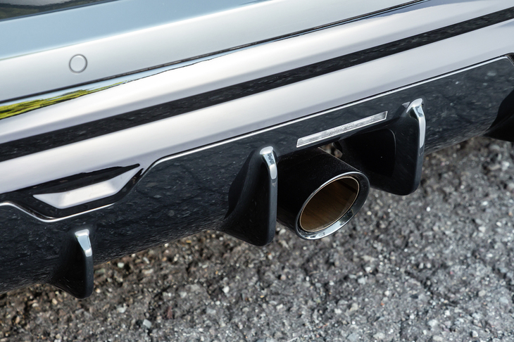 マフラーはセンター1本出し。荷物の積み下ろし時に足元に排気がかかるのがちょっと気になる（エンジンをオフにすればいいのだが）。