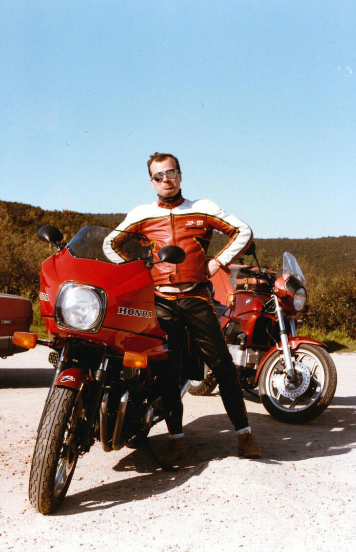 今回は筆者の知人、アンドレアのお話を。これは彼が若き日の姿。