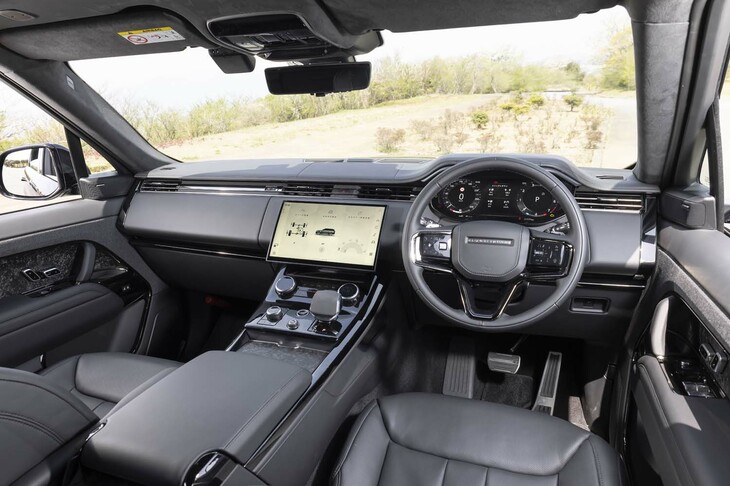 着座ポイントはボンネット全体を見渡せるコマンドポジション。ダッシュボードはすっきりとして整理整頓が行き届いている。