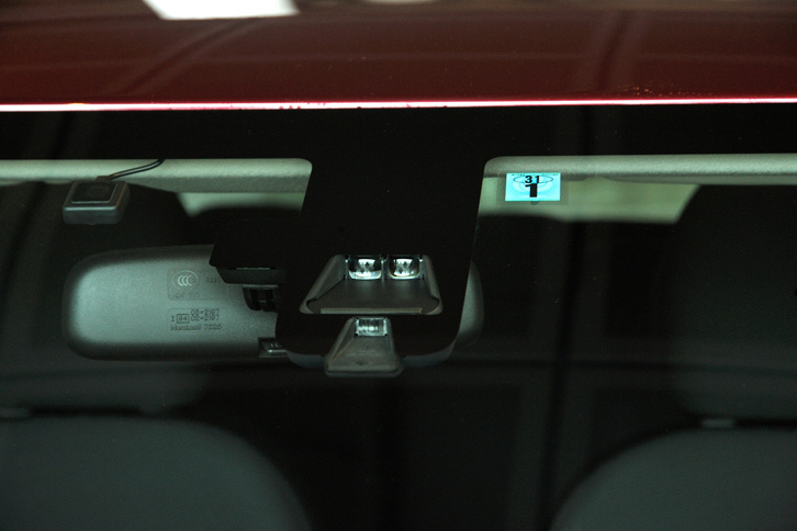 フロントウィンドウに装備される運転支援システム用の赤外線レーザー。今回、衝突被害軽減ブレーキと誤発進抑制制御機構からなる「e-Assist」が全車標準装備となった。