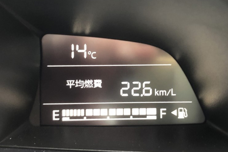 首都高をゆっくり流しての燃費値は、22.6km/リッター。ハイブリッド機構を持たない純ガソリン車としては悪くないが、特に良くもない。