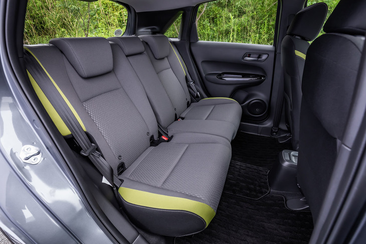 後席の背もたれに60：40の分割可倒機構が備わるほか、高さのある荷物を積む時に役立つ座面のチップアップ機構も、歴代モデルから受け継いでいる。