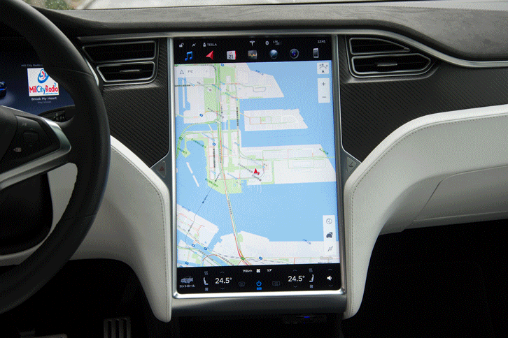 インパネの中央に設置された、タッチパネル式の17インチスクリーン。ナビやオーディオはもちろん、シートの調整（後席も）、サイドミラーの調整など、車両のほとんどの部分を操作できる。（写真をクリックすると、さまざまな操作画面が見られます）