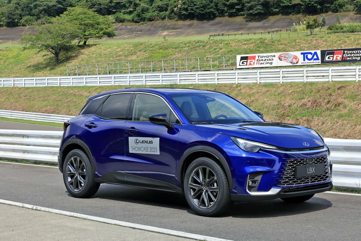 LBX 4体 レクサスならではのコンパクトカーだった──新型LBX試乗記 | GQ