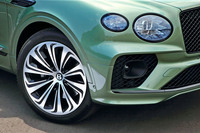 ホイールのデザインは全5種類。試乗車に装着されていた新設計の「22インチMULLINERドライビングスペシフィケーションアロイホイール」は、シルバーペイントとブラックペイント＆マシニング加工（写真）の2種類から仕上げを選択できる。