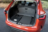 床下に収納スペースが用意されている。カチッと固定できるところがさすがトヨタ（＝レクサス）クオリティーだ。