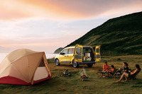 従来型で人気の高かったブラックバンパーとダブルバックドアの組み合わせは、日本向けの特別な仕様となる。ダブルバックドアは約90度の位置で一度ロックがかかり、ロックを外すと約180度まで開く。