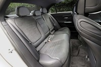 後席は足元の空間が先代モデルよりも21mm拡大。前席と同様に肩とひじまわりの空間も広くなっている。