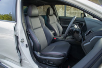 シートの仕様は従来モデルから変わらず。テスト車にはオプションで用意される、ポジションメモリー機能付きの本革シートが採用されていた。