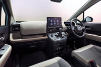 織物の表皮を多用した新型「フリード」のインストゥルメントパネルまわり。リビング的な居心地のよさを重視した車内空間の仕立ても、昨今のホンダ車の魅力だ。