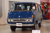 1967年に発売された初代「トヨタ・ハイエース」。開発コンセプトは「日本初の新分野のキャブオーバーバン」。