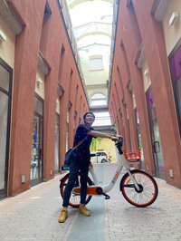 1983年まで刑務所だった建築物は、文化センターとして再生されている。クルマでは止まりにくい街区で、ふとした発見があるのも自転車の魅力。