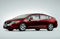 2008年7月に発表された「ホンダFCXクラリティ」。燃料電池スタックの出力を86kWから100kWに向上させたほか、航続距離も30％向上。改造車然とした既存のモデルとは一線を画す、同車専用ボディーの意匠も注目を集めた。