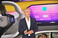 ジャパンモビリティショーのBMWブースには、BMWのデザイン責任者であるエイドリアン・ファン・ホーイドンク氏も姿を見せた。