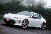 
	今回試乗した「86 TRD」は、後期型と呼ばれるマイナーチェンジ後の86がベース。フロントスポイラーやリアバンパースポイラーは、前期型には適合しない。
	