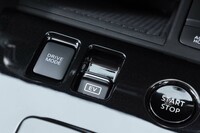 アクセルペダルのみである程度の加減速が可能なワンペダルドライブを使うには、ドライブモードを「エコ」か「スポーツ」に切り替える。専用スイッチを持つ最新世代の「e-POWER」とのちがいを感じる。