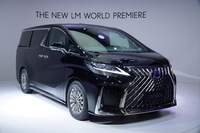 上海ショーでご対面したレクサス初のミニバン「LM」。スピンドルグリルは「LS」よりもタテに1.5倍長い。