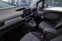 水平基調のダッシュボードや液晶メーター、浮き出たように配置される大型のセンタースクリーンが目を引く新型「カングー」のインストゥルメントパネル。メーターフード上部のインストゥルメントパネルアッパーボックスにはUSBソケットが備わるほか、別売アクセサリーを用いてスマートフォンが固定できるようになっている。