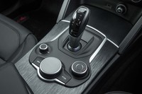 トランスミッションは8段AT。シフトレバーの近くには、走行モードのセレクターやインフォテインメントシステムの操作スイッチがレイアウトされている。