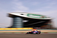 前戦バーレーンGPでのピエール・ガスリー4位入賞から一転、中国GPではブレンドン・ハートレー（写真）が予選15位、ガスリー同17位と下位に沈み、再び激しい中団グループの荒波にもまれることになったトロロッソ。レースではコミュニケーション上の行き違いで、あろうことかガスリーとハートレーが接触、セーフティーカーのきっかけを作ってしまう。ガスリー18位、ハートレーは20位完走扱い。（Photo＝Toro Rosso）