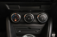 各部の操作インターフェイスはいささか歳月を感じさせるものとなっている。空調のコントローラーは3連のダイヤル式で、作動状態を示す液晶画面などもないが、使い勝手は悪くない。