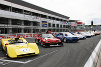 歴代の日産／NISMOのレーシングカーが富士スピードウェイのストレートに並んだ光景。2015年のNISMOフェスティバルより。