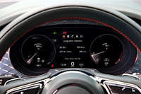 新たに採用されたフルデジタルのメーターパネル。速度計やエンジン回転計を表示する「クラシック」（写真）と、ナビ画面やメディア情報を大きく表示する「エクスパンデッド」の2種類のレイアウトが用意される。