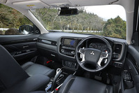 「漆箱」をモチーフにしたセンターコンソールが目を引く運転席まわり。ステアリングホイールにはリムを温めるヒーターが備わる。