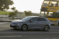「2.0 TDI」の2リッターディーゼルターボエンジンは最高出力150PS、最大トルク360N・mを発生。アドブルーの噴射方式を改良して排ガスをよりクリーンにした一方で、最大トルクが20N・mアップした（最高出力は変わりなし）。