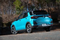 スパッと切り落としたように平面的なリアデザインが特徴的だ。