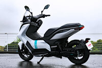 「E01」は「NMAX」の車両骨格をベースに開発。マフラーがなく、またスイングアームにエンジンなどが備わらないため、リアの足まわりは非常にスマートに見える。