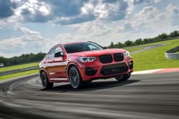 「X3 M／X4 Mコンペティション」は、インテリジェント4WDシステム「BMW M xDrive」や「アクティブMディファレンシャル」を装備。サーキット走行を想定したパフォーマンスが与えられている。