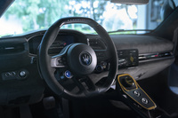 「マセラティGT2ストラダーレ」のコックピット。特別に用意されたビスポークプログラム「フォーリセリエ」などを用いて、顧客は自由に車両をカスタマイズできる。