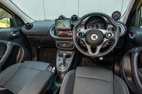 インテリアではダッシュボードやメーターパネルに加えて、運転席側Aピラーの根元に備わるタコメーターにも専用デザインを採用する。