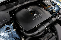 2リッターターボエンジンは2013年モデルから設定されたもの。他には3リッターV6スーパーチャージャー、5リッターV8自然吸気、5リッターV8スーパーチャージャーなどのエンジンが搭載されていた。