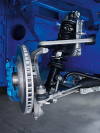 コーナリング時のアライメントの変化を避けるため、足まわりには前後ともにダブルウイッシュボーン式のサスペンションを採用している。